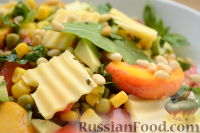 Овощной салат "Щедрость лета" с персиками, авокадо и сыром