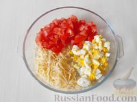 Салат с помидором, сыром, яйцом и зеленью