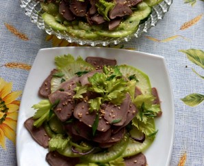 Салат из языка с овощами и острой заправкой