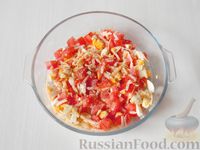 Салат с помидором, сыром, яйцом и зеленью