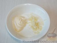 Салат с помидором, сыром, яйцом и зеленью